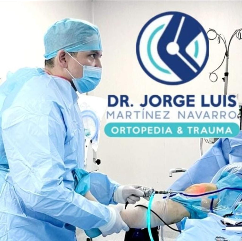 Doctor Martínez realizando Artroscopía